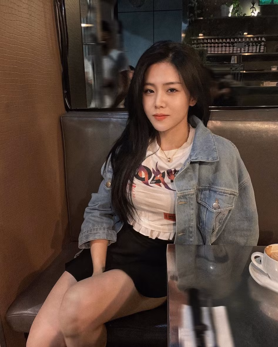 Trái ngược với anh trai và chị dâu Đông Nhi, Ông Thoại Liên không đi theo con đường nghệ thuật dù sở hữu nhan sắc cực xinh đẹp, thừa sức "đánh bật" nhiều hot girl hiện nay. Cô nàng lựa chọn việc đến Úc du học và ở lại luôn xứ sở chuột túi để sinh sống, kinh doanh.