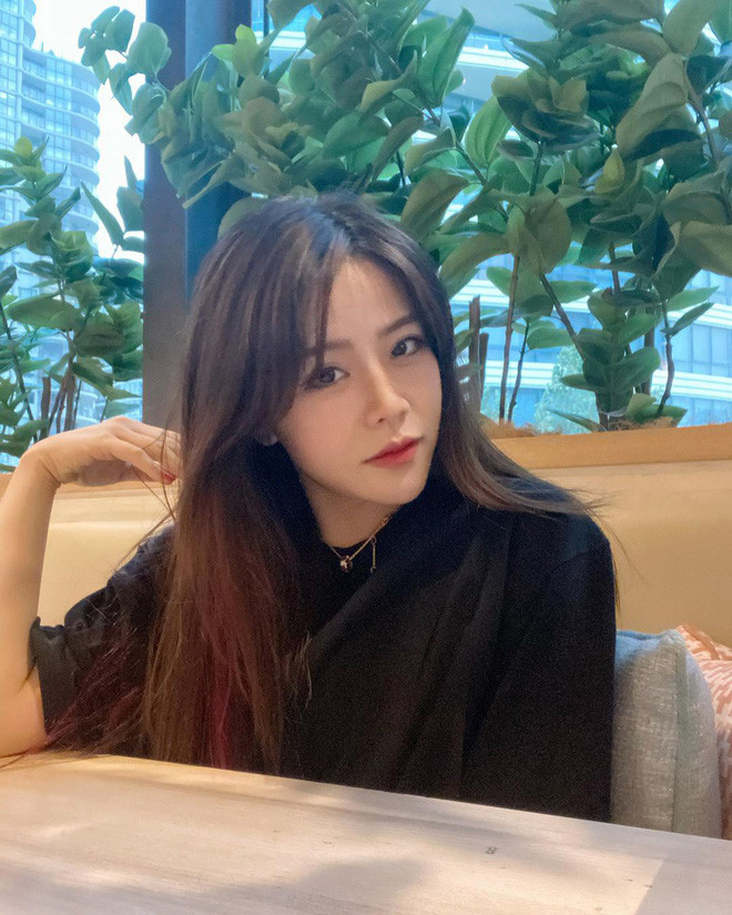 Trong đám cưới diễn ra vào tháng 11 vừa qua của anh trai, Ông Thoại Liên gây chú ý bởi ngày càng xinh đẹp. Đứng giữa một dàn ngôi sao nổi tiếng showbiz, cô nàng vẫn cực kỳ toả sáng.