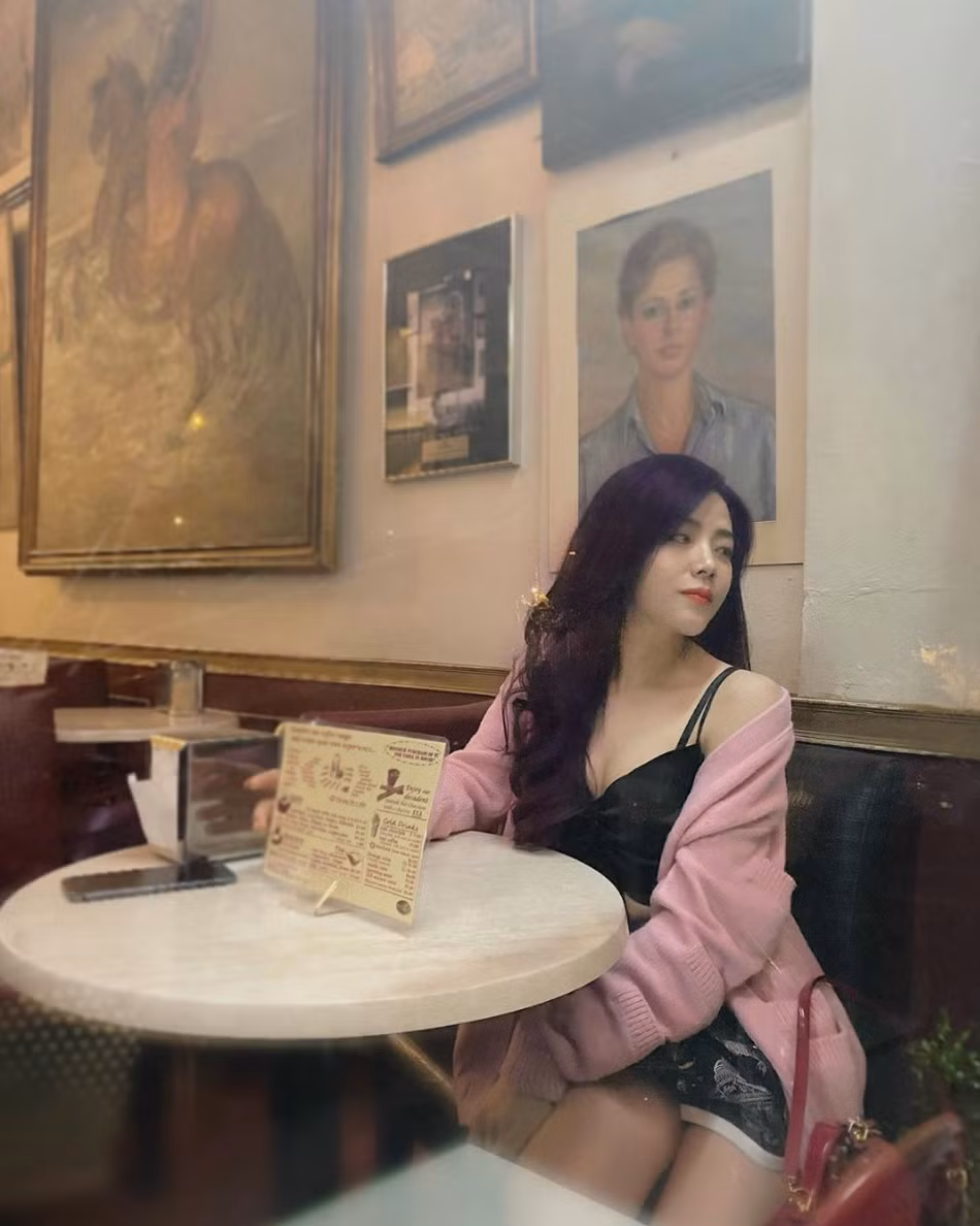 Ông Thoại Liên, em gái của Ông Cao Thắng cũng là một trong những hot girl đình đám trên mạng xã hội dù không hoạt động nghệ thuật. Cô nàng xứng danh tiểu thư trâm anh thế phiệt bởi nhan sắc xinh đẹp, phong cách sống cực sang chảnh. Hot girl cũng chưa hề công khai bạn trai trên mạng xã hội.