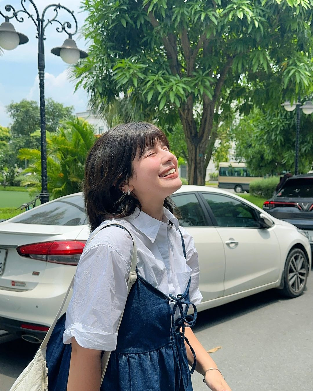 Bên ngoài, Ebra Lê là cô gái có cá tính và gu thời trang hiện đại. 10X không cố định bản thân vào một phong cách mà luôn tìm cách thay đổi để phù hợp với từng hoàn cảnh, sự kiện khác nhau