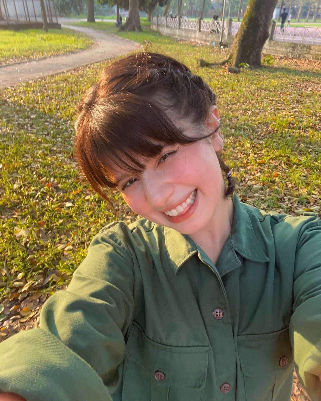 Không cần ăn mặc cầu kỳ hay trang điểm đậm, Ebra Lê vẫn toát lên vẻ sắc sảo, thu hút hàng chục nghìn lượt tương tác.