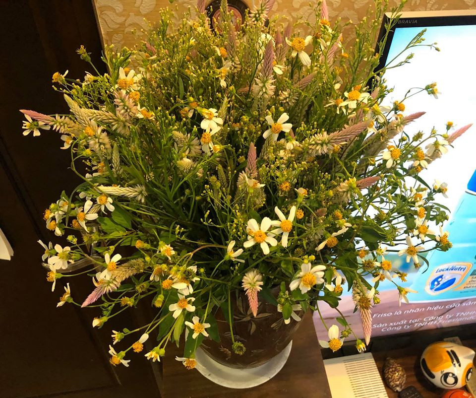 Bình hoa "thập cẩm" hoa dại mang hương đồng nội được chị em khen lấy khen để.