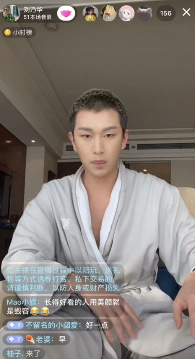 Anh chàng cũng được fan ưu ái dành tặng nhiều biệt danh như "hot boy mắt xếch", "nam thần lạnh lùng" dù rất ít khi khoe ảnh chụp toàn bộ gương mặt.