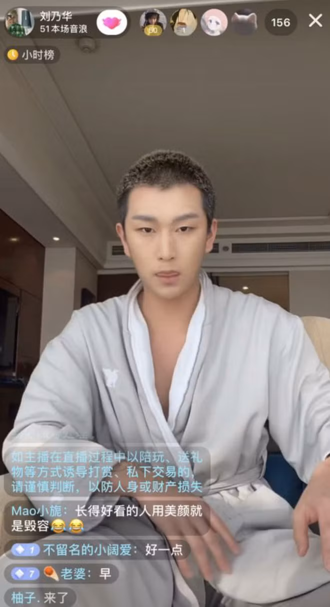 Anh chàng cũng được fan ưu ái dành tặng nhiều biệt danh như "hot boy mắt xếch", "nam thần lạnh lùng" dù rất ít khi khoe ảnh chụp toàn bộ gương mặt.