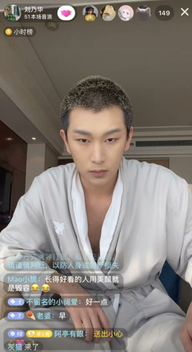 Tuy nhiên, trong buổi livestream mới đây, Nãi Hoa đã quên bật filter, app làm đẹp. Anh chàng xuất hiện với bộ dạng phờ phạc, khác lạ, không còn nét cuốn hút, sắc sảo như ngày thường.