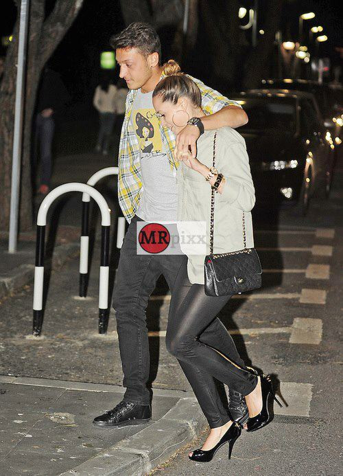 Một thời gian sau, cặp đôi hàn gắn tình cảm nhưng tới tháng 10/2014, Mandy quyết định chia tay Ozil sau khi báo giới phanh phui tiền vệ Arsenal lén lút nhắn tin tán tỉnh người mẫu Melanie, bạn gái cũ của cựu hậu vệ Bayern Christian Lell.