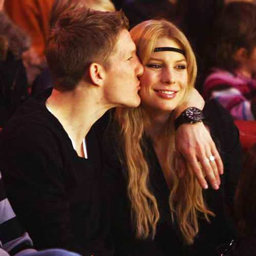 Bastian Schweinsteiger - Sarah Brandner: Cuộc chia tay giữa tân thủ quân ĐT Đức và siêu mẫu đồng hương cũng khiến người hâm mộ tiếc nuối bởi họ đã 8 năm gắn bó. Từ World Cup 2006, Sarah Brandner đều theo chân Schweinsteiger tham dự các giải đấu lớn nhỏ. Tại World Cup 2014, Sarah Brandner còn trao nụ hôn tình tứ cho Schweinsteiger ngay trên khán đài trước sự vui mừng của đông đảo người hâm mộ.