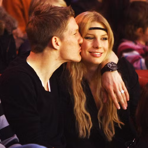 Bastian Schweinsteiger - Sarah Brandner: Cuộc chia tay giữa tân thủ quân ĐT Đức và siêu mẫu đồng hương cũng khiến người hâm mộ tiếc nuối bởi họ đã 8 năm gắn bó. Từ World Cup 2006, Sarah Brandner đều theo chân Schweinsteiger tham dự các giải đấu lớn nhỏ. Tại World Cup 2014, Sarah Brandner còn trao nụ hôn tình tứ cho Schweinsteiger ngay trên khán đài trước sự vui mừng của đông đảo người hâm mộ.