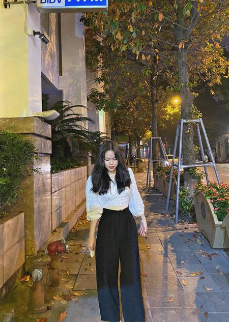 "Cố lên chị, mọi chuyện sẽ sớm qua thôi. Chỉ cần người trong cuộc hiểu cho nhau là được, những thứ khác đừng quá quan tâm làm gì", "Khổ thật giờ hai người đến với nhau, yêu nhau cũng bị người chẳng liên quan soi xét" - Nhiều dân mạng cổ vũ tinh thần nàng WAG trên trang cá nhân.