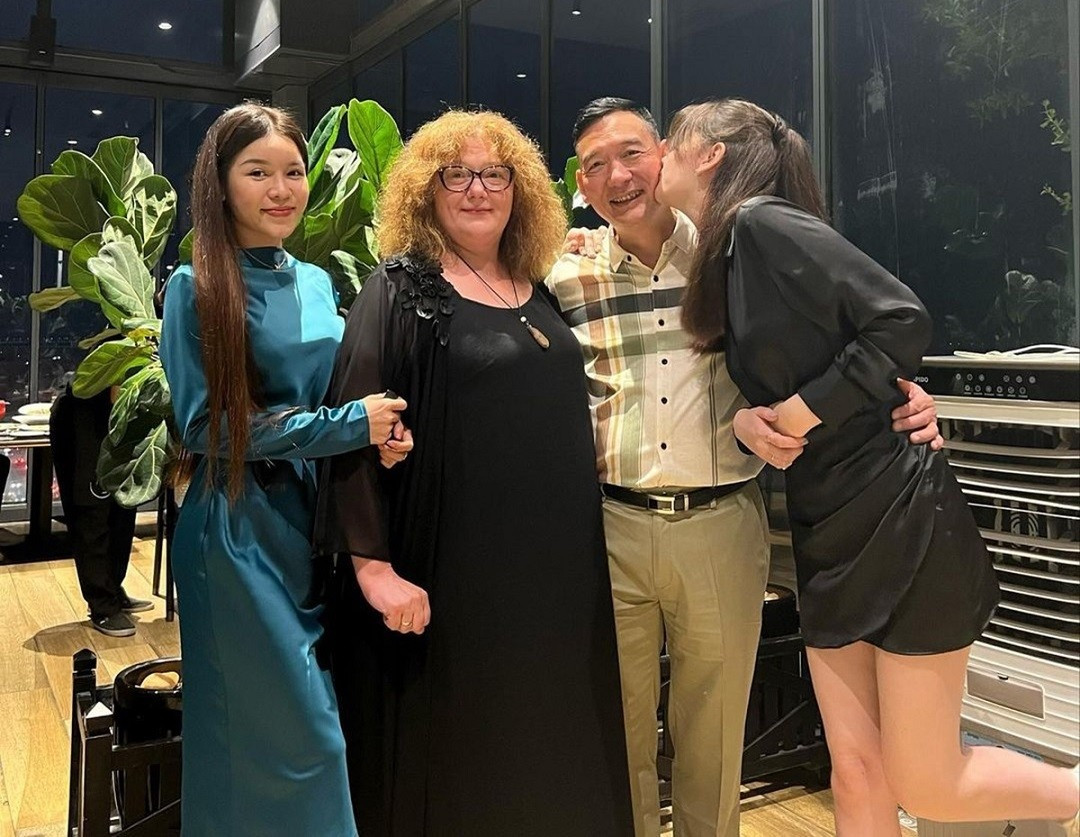 Sau nhiều năm hẹn hò trong lặng thầm, cặp đôi đã quyết định về chung một nhà với một "đám cưới thân mật" chỉ có những người thân và bạn bè thân thiết của cặp đôi.