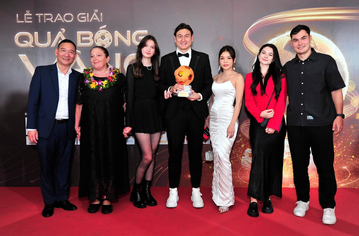 Cô nàng cũng công khai sánh đôi với Lâm Tây trong những sự kiện khác nhau.