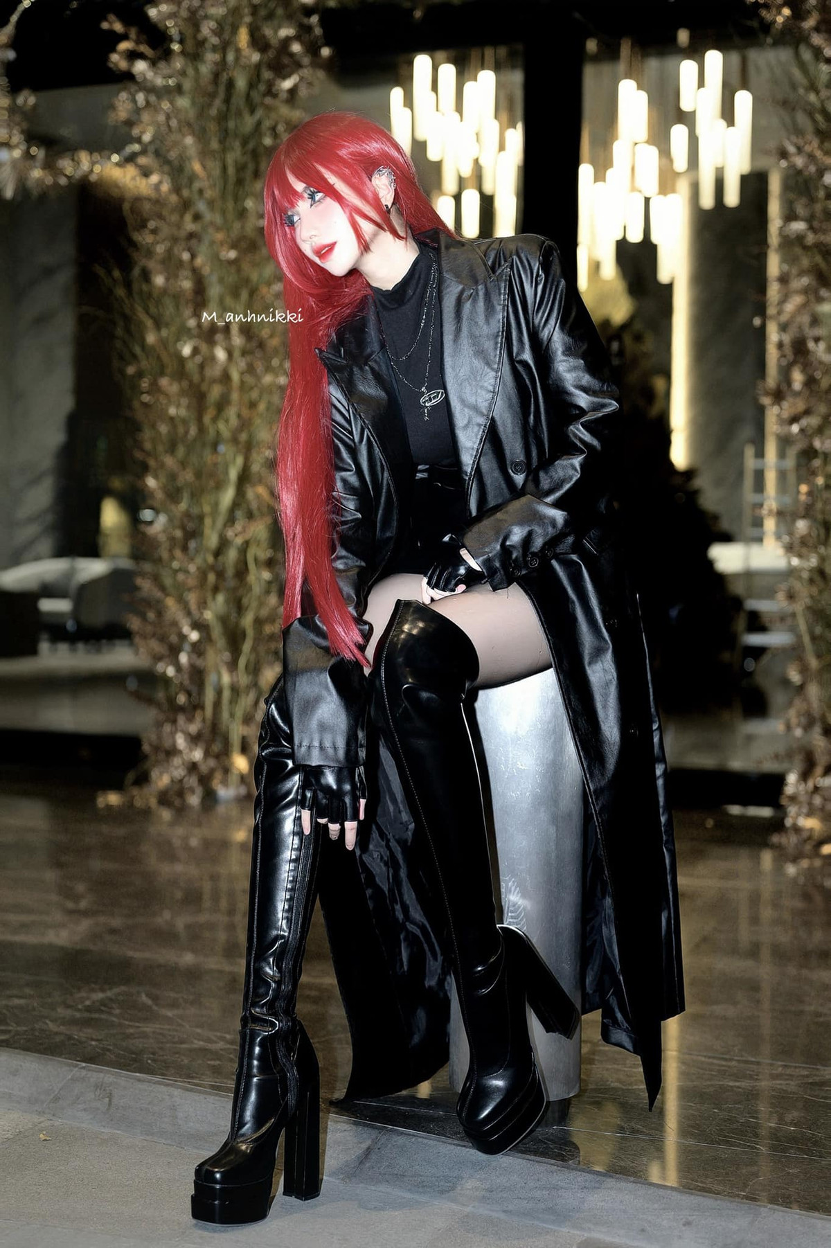 Minh Anh Nikki thường có lối trang điểm đậm cũng phong cách cực chiến với mái tóc đỏ ấn tượng