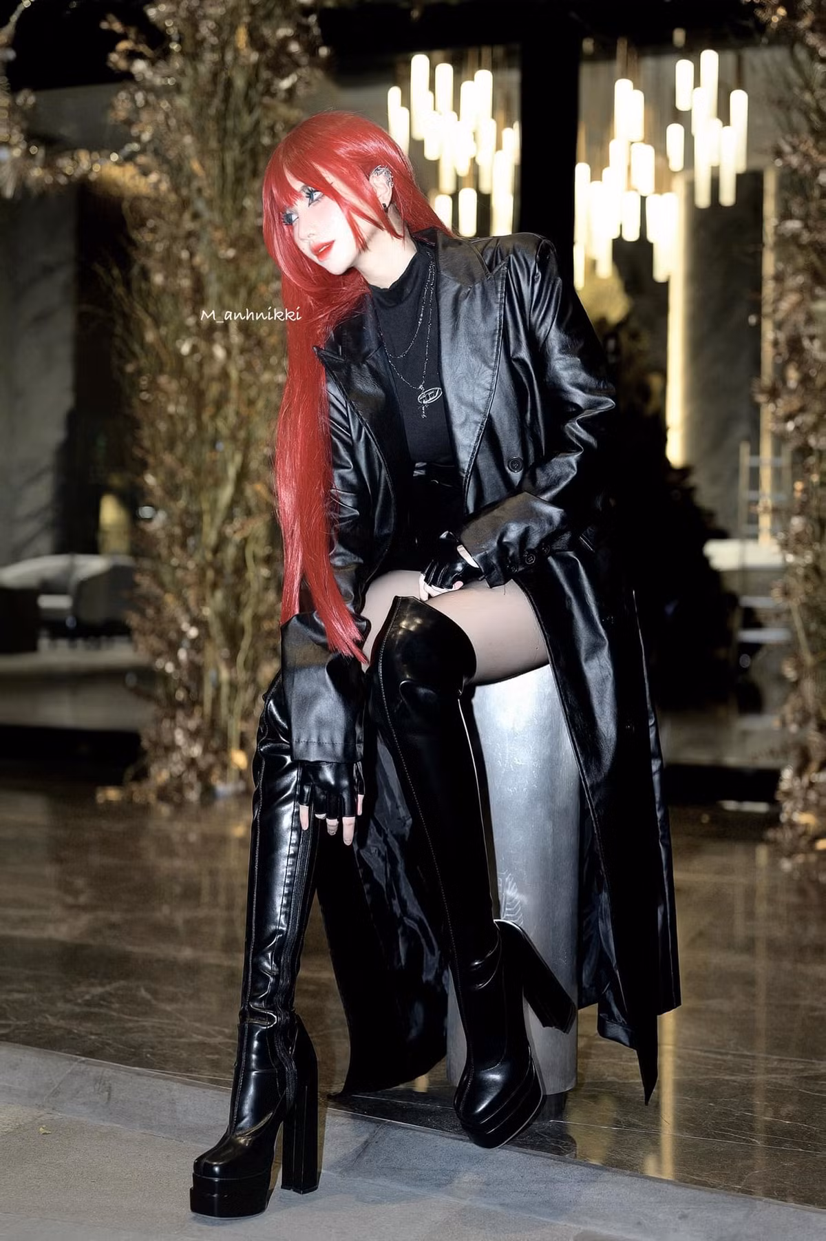 Minh Anh Nikki thường có lối trang điểm đậm cũng phong cách cực chiến với mái tóc đỏ ấn tượng