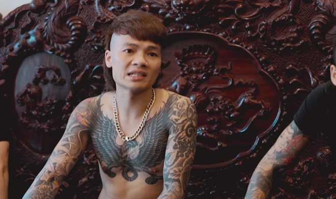 Dân mạng phẫn nộ nhất với clip Khá Bảnh dàn hàng ngang trên cao tốc Hà Nội - Hải Phòng và đốt xe máy. "Đốt xe thế này là vi phạm pháp luật rồi, báo công an", "Này thì ma túy lô đề, hết bảnh nhé" là những bình luận của CĐM.