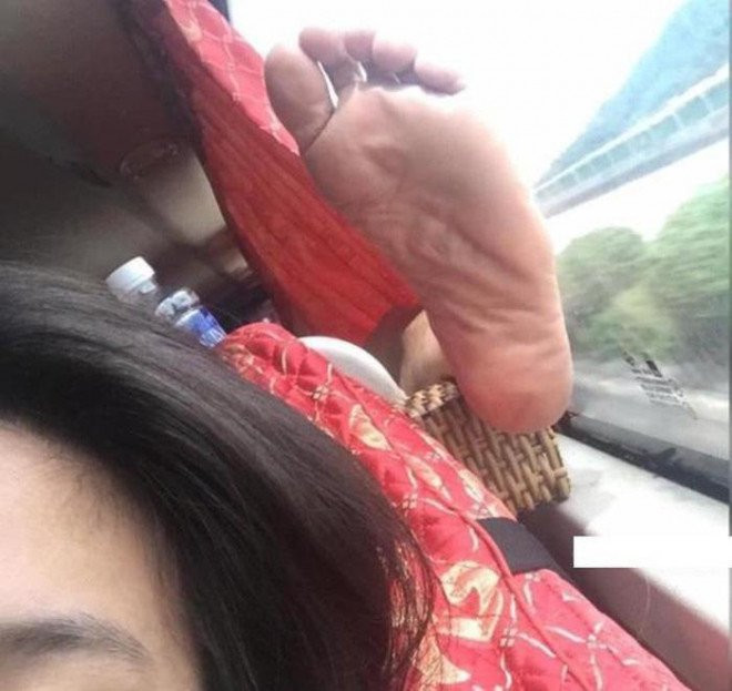 Trường hợp gác chân vô ý thức này đa số gặp trên các chuyến xe khách giường nằm. Nơi chân của người này được đặt ngay sát đầu của người kia.