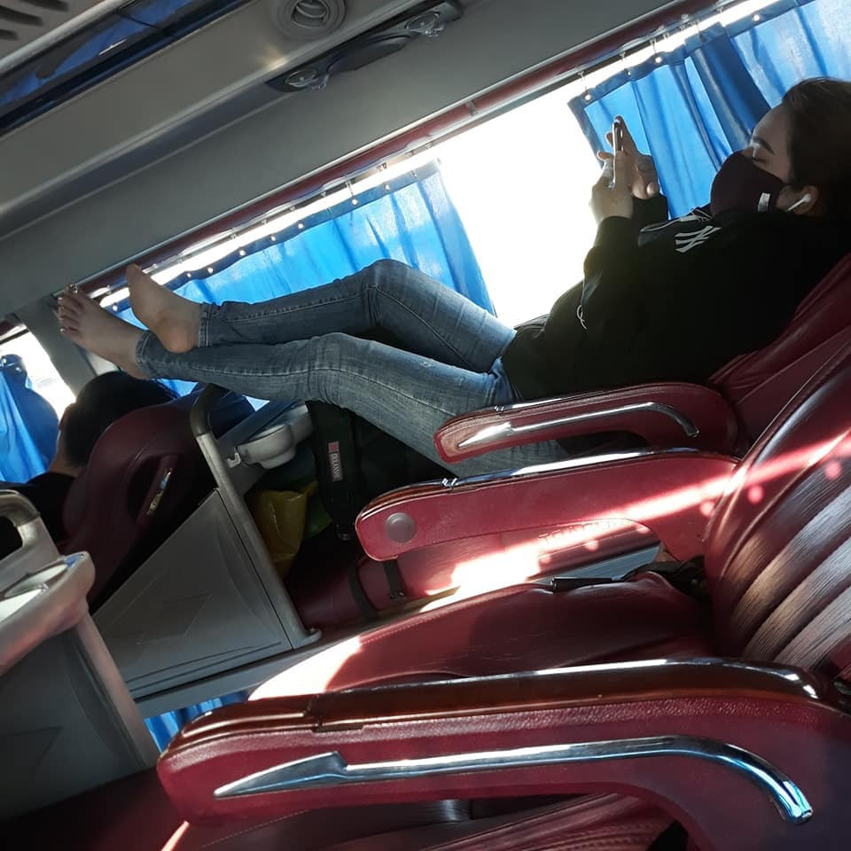 Mới đây, bức hình về một cô gái đi xe khách có hành động vô ý thức lan được lan truyền rộng rãi trên mạng xã hội. Cụ thể, cô gái xuất hiện trong một chuyến xe khách giường nằm, thay vì để chân đúng nơi quy định thì cô nàng lại gác lên phía trên.