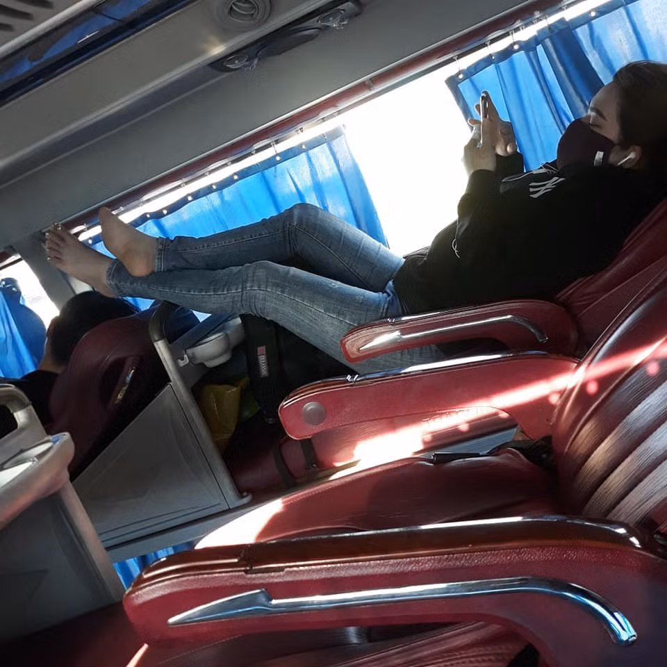 Mới đây, bức hình về một cô gái đi xe khách có hành động vô ý thức lan được lan truyền rộng rãi trên mạng xã hội. Cụ thể, cô gái xuất hiện trong một chuyến xe khách giường nằm, thay vì để chân đúng nơi quy định thì cô nàng lại gác lên phía trên.