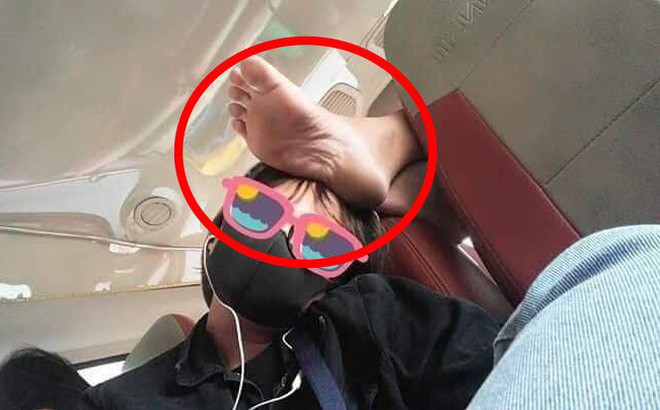 "Mong mọi người đi xe khách có ý thức chung một chút để không ai phải chịu khổ. Nhìn những tấm mình ngày ngán quá", "Đi về quê sợ nhất gặp phải những thành phần thế này. Chán không muốn bàn đến" - Cộng đồng mạng bức xúc.