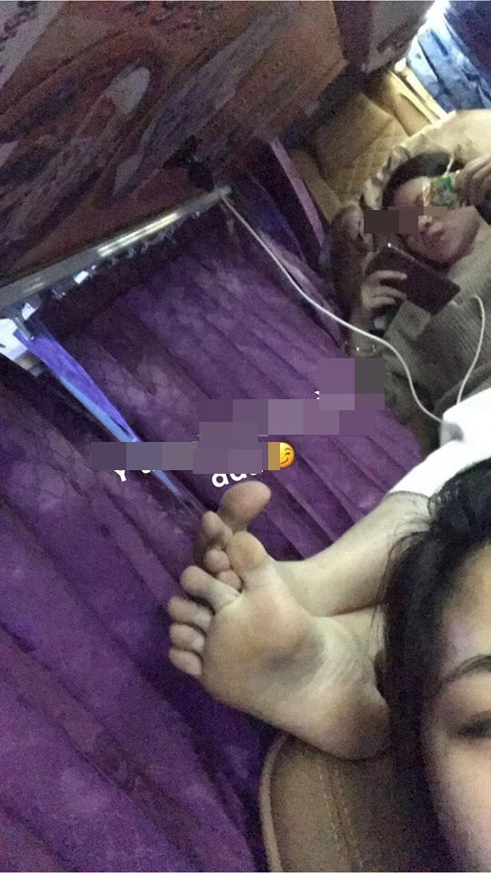 Đôi chân không được sạch sẽ cho lắm thoải mái duỗi ra, gác ngay trên đầu người ta rồi thoải sức vung vẩy khiến ai nhìn cũng phát khiếp. Không hiểu tại sao hành khách phía trước có thể bình tĩnh giơ điện thoại lên để chụp một tấm ảnh kỷ niệm được.