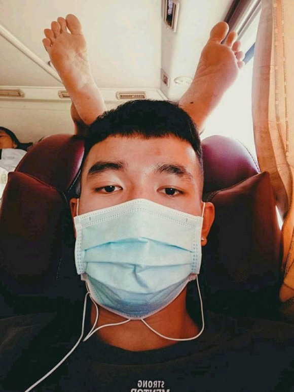 Hành động gác chân lên hàng ghế phía sau không phải quá xa lạ đối với những người đi xe khách. Trước đó, nhiều bức ảnh được đăng tải lên mạng xã hội thể hiện thái độ bức xúc với loạt hành động vô ý thức này.