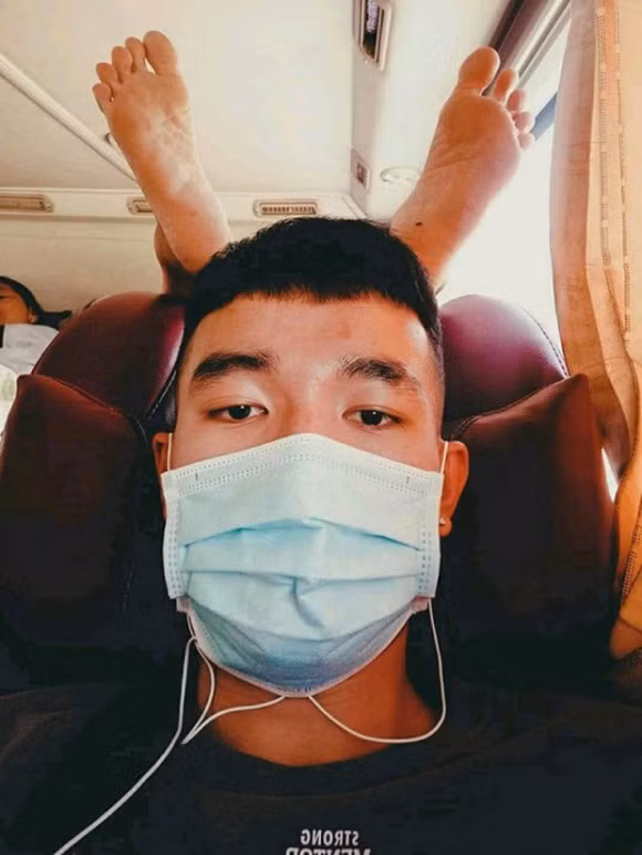 Hành động gác chân lên hàng ghế phía sau không phải quá xa lạ đối với những người đi xe khách. Trước đó, nhiều bức ảnh được đăng tải lên mạng xã hội thể hiện thái độ bức xúc với loạt hành động vô ý thức này.