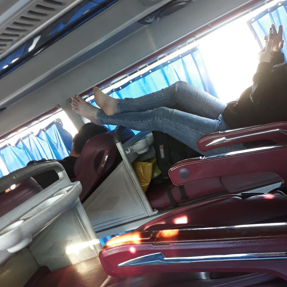 Không biết vô tình hay cố ý nhưng hành độ vô ý thức trên xe khách của cô nàng vấp phải "cơn mưa gạch đá" của cộng đồng mạng. Nhìn bức ảnh này có thể thấy, đôi chân của cô gần chạm vào đầu của vị khách nằm bên dưới.