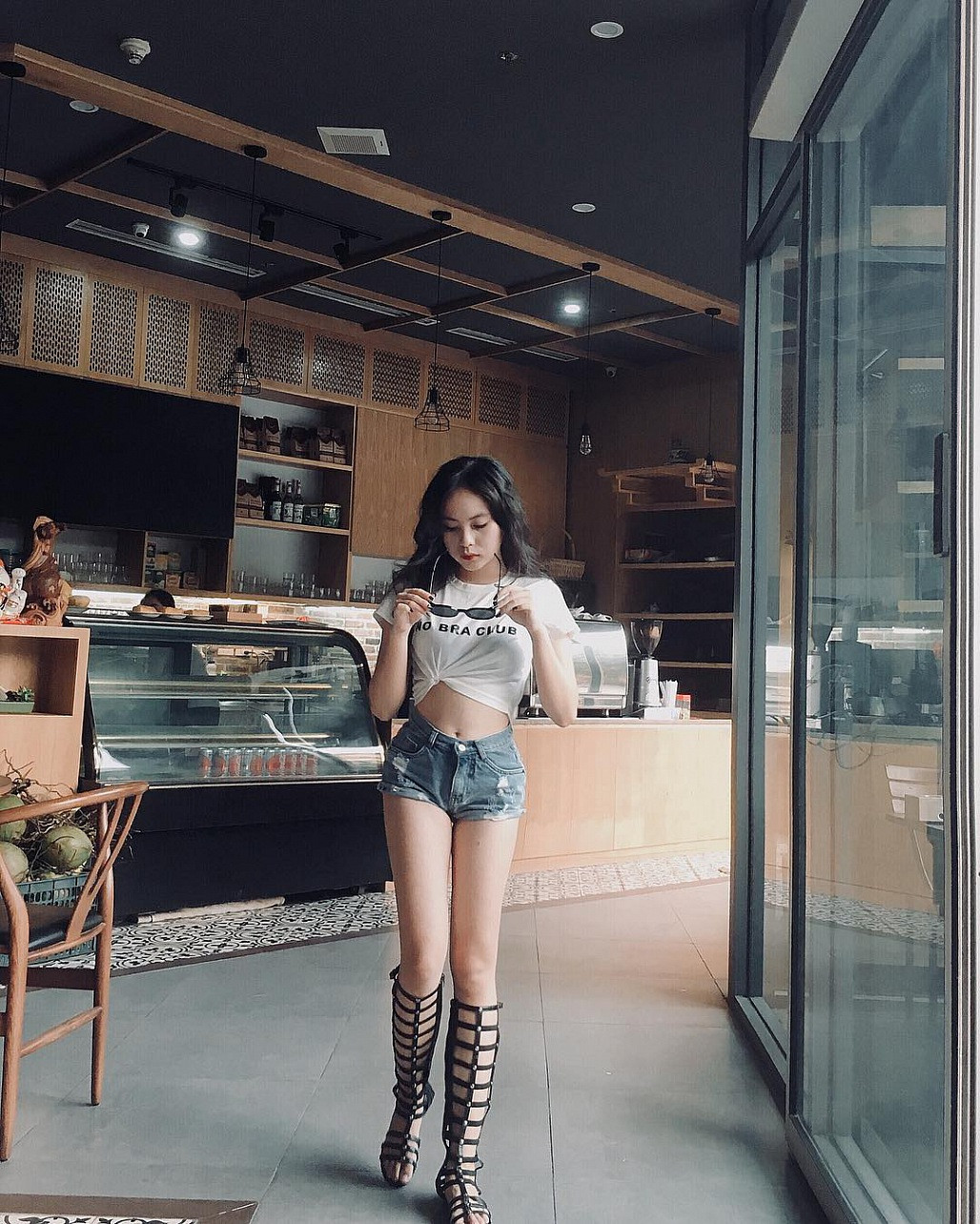 Bên cạnh gương mặt đẹp, Thúy Quỳnh còn sở hữu thân hình quyến rũ với đôi chân thẳng tắp cùng số đo 3 vòng là 83-60-87 ấn tượng.