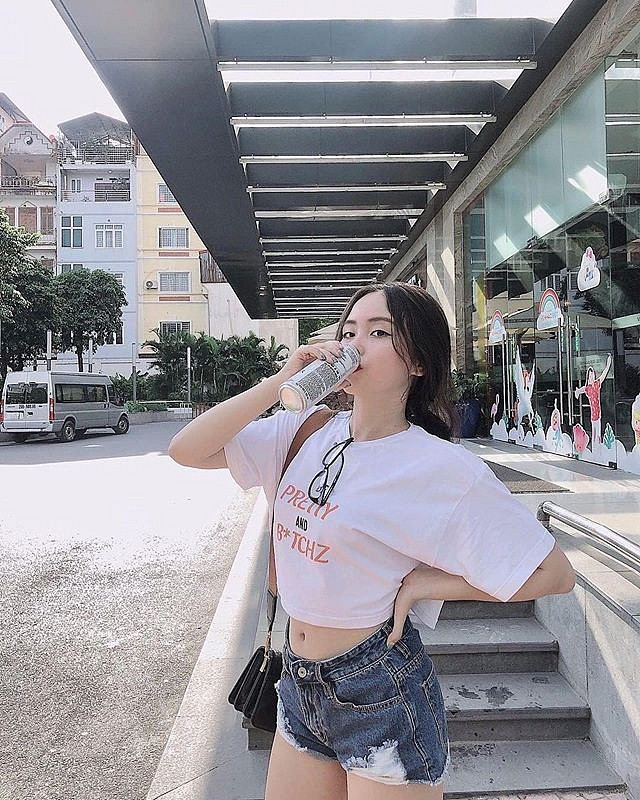 Tuy nhiên ít ai biết, trước khi có được thân hình gợi cảm này, Thúy Quỳnh từng bị stress vì cân nặng và thân hình mũm mĩm hồi cấp 2.