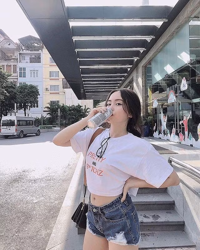 Tuy nhiên ít ai biết, trước khi có được thân hình gợi cảm này, Thúy Quỳnh từng bị stress vì cân nặng và thân hình mũm mĩm hồi cấp 2.