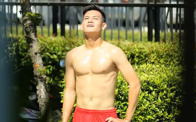 Thân hình 6 múi của Tấn Tài khiến hội fan nữ loạn nhịp.