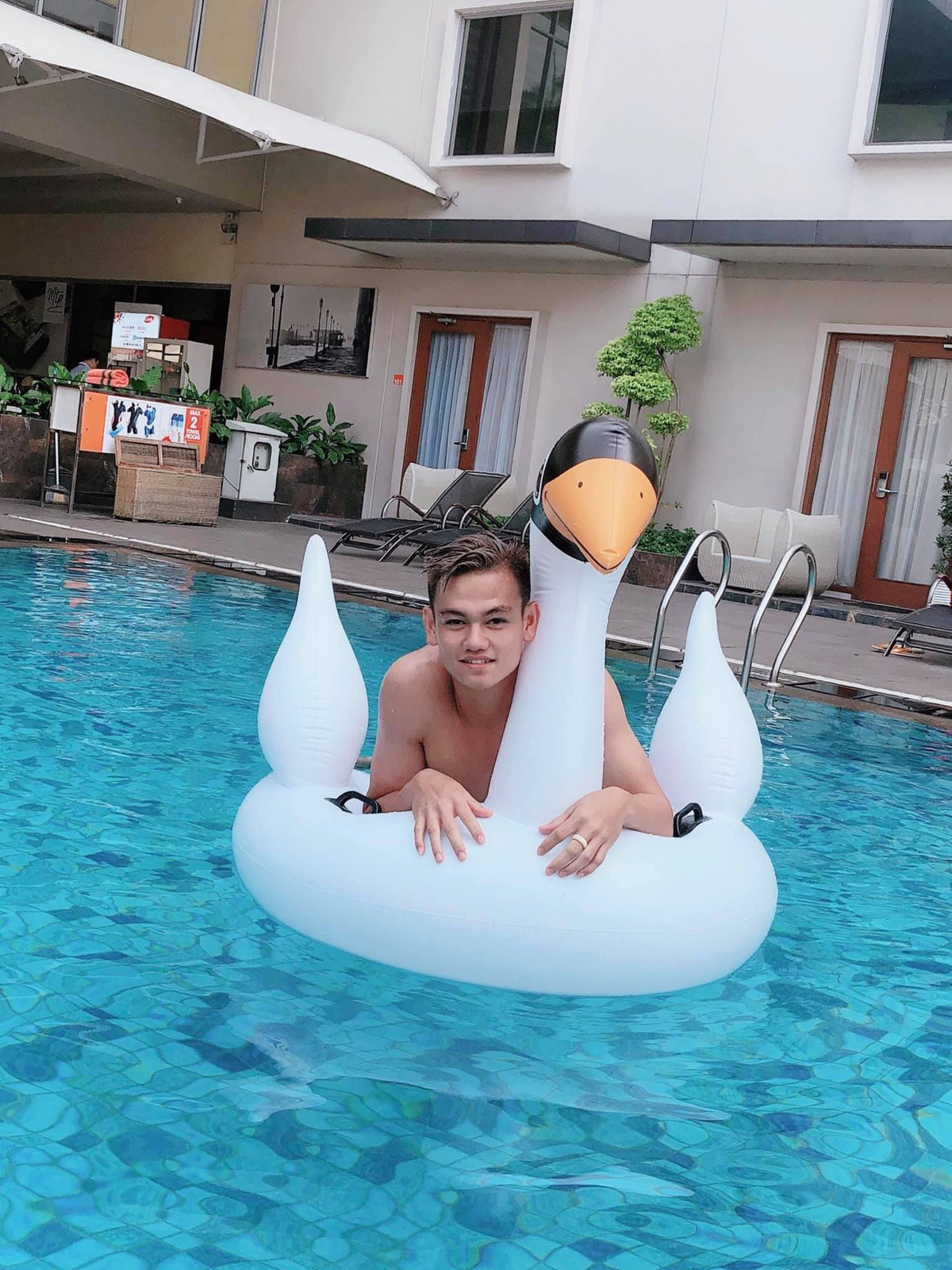 Trên trang cá nhân, Tấn Tài nhiều lần khoe ảnh bên hồ bơi. Sở hữu chiều cao 1m82, luyện tập thể thao từ nhỏ nên việc sở hữu thân hình cường tráng, săn chắc là điều tự nhiên.