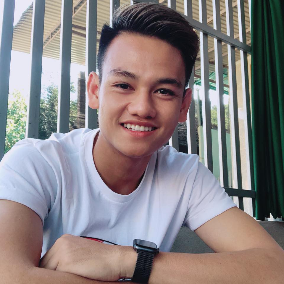 Hồ Tấn Tài (SN 1997) hiện đang thi đấu cho CLB Becamex Bình Dương cùng với Tiến Linh. Anh là một trong những cầu thủ nổi bật của CLB trong mùa giải V-League vừa qua. Trong đội hình tham dự VCK U23 Châu Á năm nay, anh chàng cũng có nhiều kinh nghiệm thi đấu trong các giải quốc tế hơn hẳn Bùi Hoàng Việt Anh.