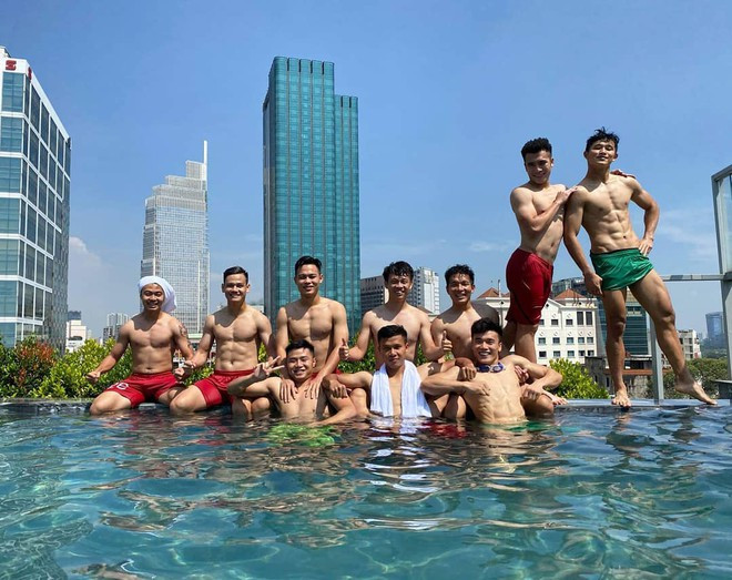 Trước khi tham dự SEA Games 30, nhóm cầu thủ U22 Việt Nam khoe hình ảnh vui chơi bên hồ bơi. Trong đó, body của Hồ Tấn Tài được chú ý đặc biệt vì săn chắc, khiến ai nhìn cũng phát mê.