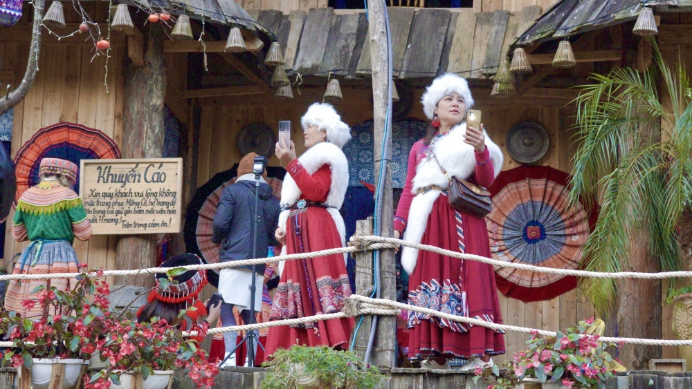 Trào lưu mặc đồ ngoại lai sống ảo: Tổn thương giá trị văn hóa - Hình 5 Trao luu mac do ngoai lai song ao: Ton thuong gia tri van hoa-Hinh-5