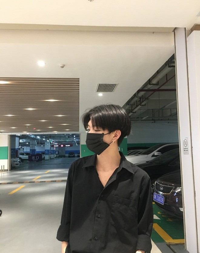 Tuy nhiên, Thất Hạc dù bị che 2/3 khuôn mặt nhưng anh vẫn sở hữu đôi mắt to, đôi mày rậm vô cùng ấn tượng khiến các fan nữ "liêu xiêu".