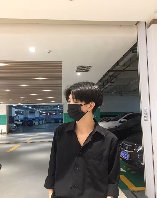 Tuy nhiên, Thất Hạc dù bị che 2/3 khuôn mặt nhưng anh vẫn sở hữu đôi mắt to, đôi mày rậm vô cùng ấn tượng khiến các fan nữ "liêu xiêu".