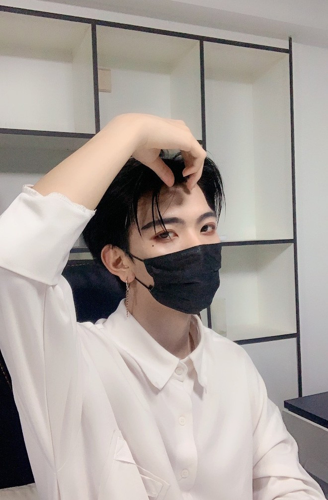 Theo đó, hot boy Trung Quốc này dù xuất hiện nơi công cộng hay giao lưu với fan hâm mộ thì luôn đeo chiếc khẩu trang đen trên mặt.