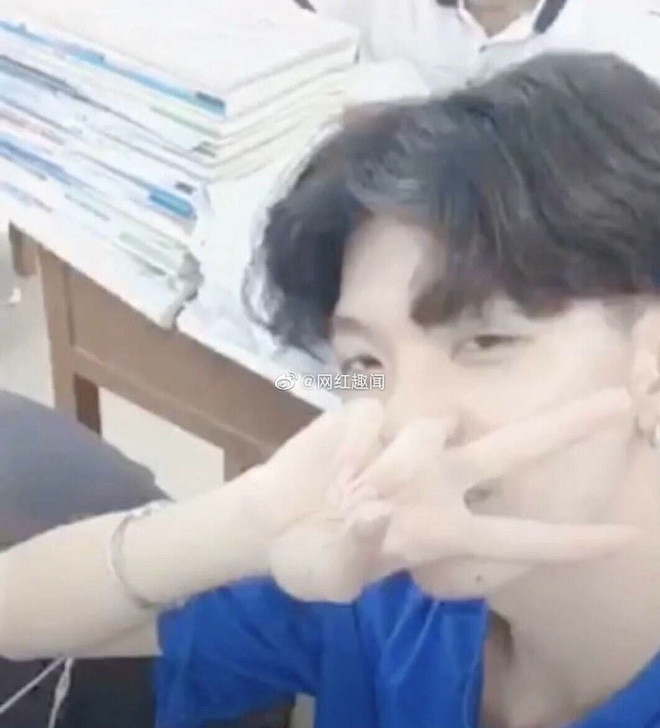 Bên cạnh đó, người chụp cũng khẳng định chiều cao của Thất Hạc khá khiêm tốn, chỉ vào tầm 160cm.