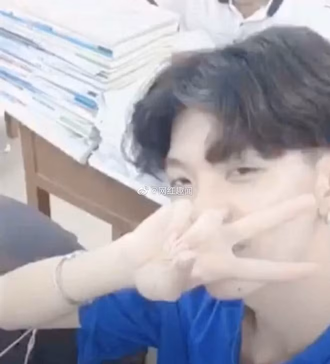 Bên cạnh đó, người chụp cũng khẳng định chiều cao của Thất Hạc khá khiêm tốn, chỉ vào tầm 160cm.