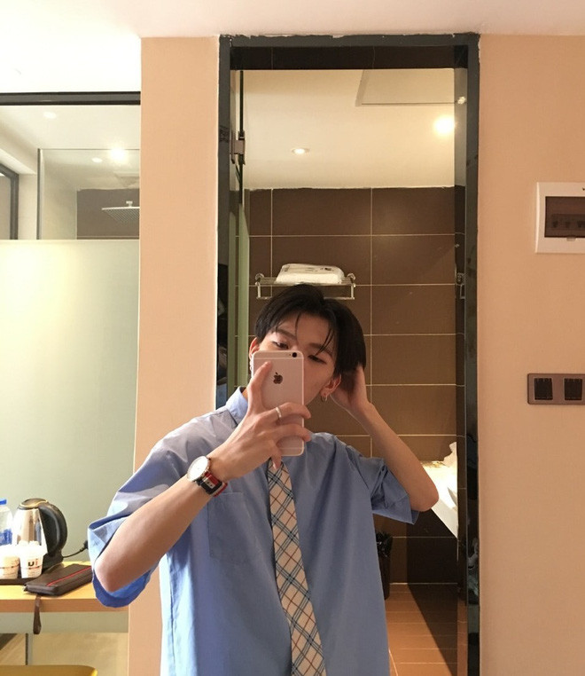 Khi gương mặt thật của chàng "hot boy khẩu trang" bị tiết lộ, dân tình đã không tránh khỏi một phen shock nhẹ.