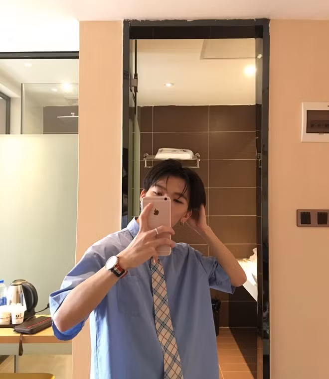 Khi gương mặt thật của chàng "hot boy khẩu trang" bị tiết lộ, dân tình đã không tránh khỏi một phen shock nhẹ.