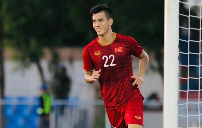 Trên mạng xã hội đang truyền tay nhau tấm poster được cho sản phẩm âm nhạc đầu tay của anh chàng cầu thủ Tiến Linh. Theo những gì được đăng tải, ca khúc có sự góp mặt của tiền đạo ĐTQG Việt Nam có tên Bước.