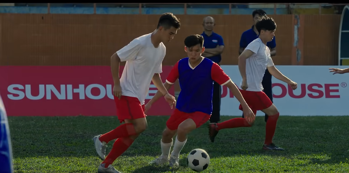 Tuy nhiên, câu chuyện tiền đạo Tiến Linh lấn sân sang con đường ca hát chỉ là trò đùa. Thực chất, chàng tiền đạo này tham gia với vai trò diễn viên cho một MV quảng cáo cho một thương hiệu mà anh chàng làm đại diện hình ảnh.