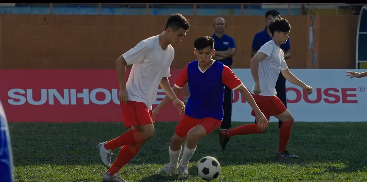 Tuy nhiên, câu chuyện tiền đạo Tiến Linh lấn sân sang con đường ca hát chỉ là trò đùa. Thực chất, chàng tiền đạo này tham gia với vai trò diễn viên cho một MV quảng cáo cho một thương hiệu mà anh chàng làm đại diện hình ảnh.