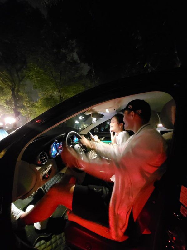 Nghi vấn này bắt nguồn khi cô nàng hoa hậu Đông Nam Á 2014 chia sẻ bức ảnh lên trang cá nhân. Người ngồi xa trong bức ảnh là một chàng trai diện đồ thể thao, đội mũ lưỡi trai và dáng vóc cao to, khuôn mặt khá quen thuộc.