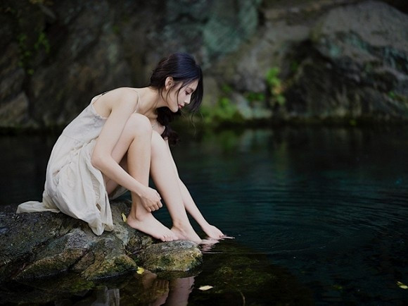 Tuy nhiên, tên tuổi của "nữ thần Trung Quốc" thật sự chỉ được biết tới rộng rãi sau khi bộ ảnh tắm suối được đăng tải lên mạng xã hội.