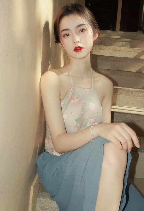 Vẻ đẹp chuẩn Châu Á của hot girl khiến nhiều người mê đắm.