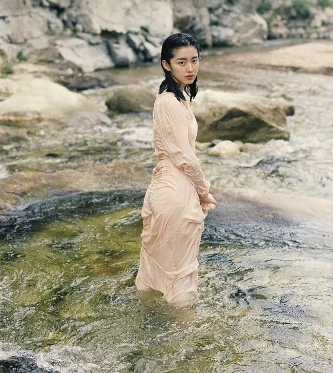 Được biết, "nữ thần" này có tên Ying Ning sinh năm 1999, hiện đang theo học tại một trường nghệ thuật Trung Quốc.