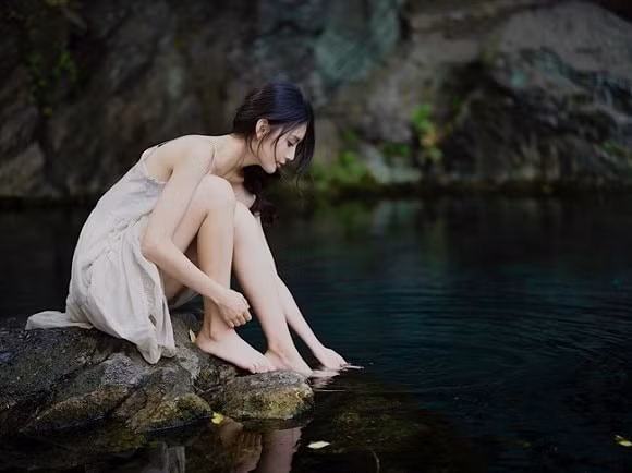 Tuy nhiên, tên tuổi của "nữ thần Trung Quốc" thật sự chỉ được biết tới rộng rãi sau khi bộ ảnh tắm suối được đăng tải lên mạng xã hội.