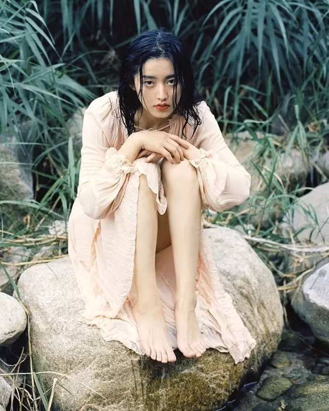 Nhờ có ngoại hình nổi trội nên từ lâu, Ying Ning đã nhận được rất nhiều lời mời hợp tác, làm mẫu của một số hãng thời trang nội địa.